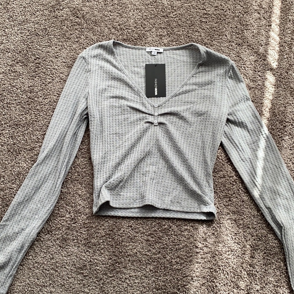 Gray long sleeve crop top